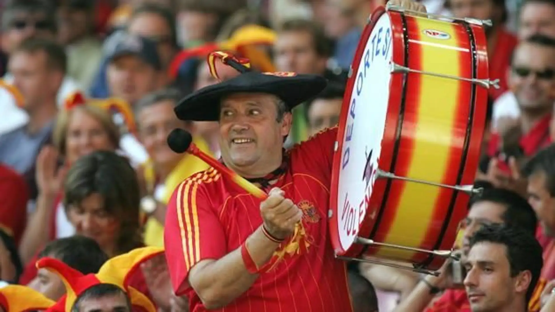 Manolo El del Bombo animando a la selección española de fútbol