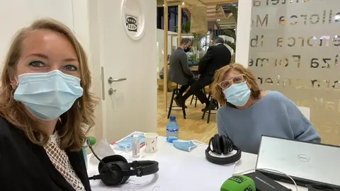 La alcaldesa de Alcudia, Bàrbara Rebassa, acompaña a la periodista de Onda Cero Elka Dimitrova en la Feria de turismo de Madrid La alcaldesa de Alcudia, Bàrbara Rebassa, acompaña a la periodista de Onda Cero Elka Dimitrova en la Feria de turismo de Madrid