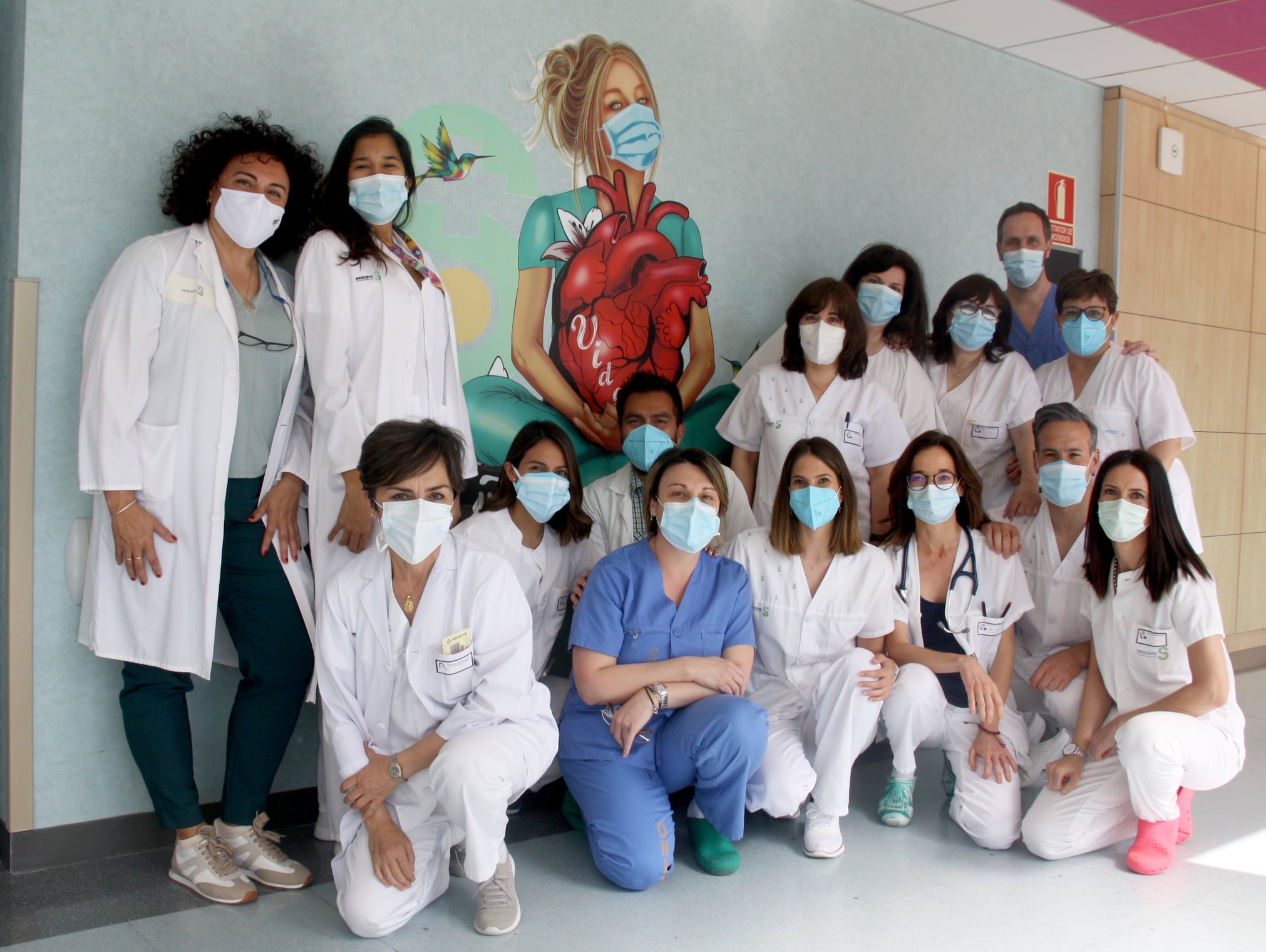 Urgencias luce más alegre gracias a un vinilo con la imagen de una sanitaria cuidando de la vida Urgencias luce más alegre gracias a un vinilo con la imagen de una sanitaria cuidando de la vida