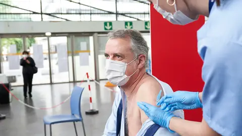 El lehendakari recibe su primera dosis El lehendakari recibe su primera dosis