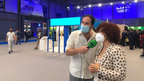 Maria Eugenia Lim&oacute;n y Rafael L&oacute;pez desde el stand de Huelva