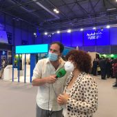 Maria Eugenia Limón y Rafael López desde el stand de Huelva