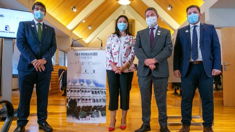 Las autoridades en el salón de Plenos del Ayuntamiento de Ciudad Real Las autoridades en el salón de Plenos del Ayuntamiento de Ciudad Real