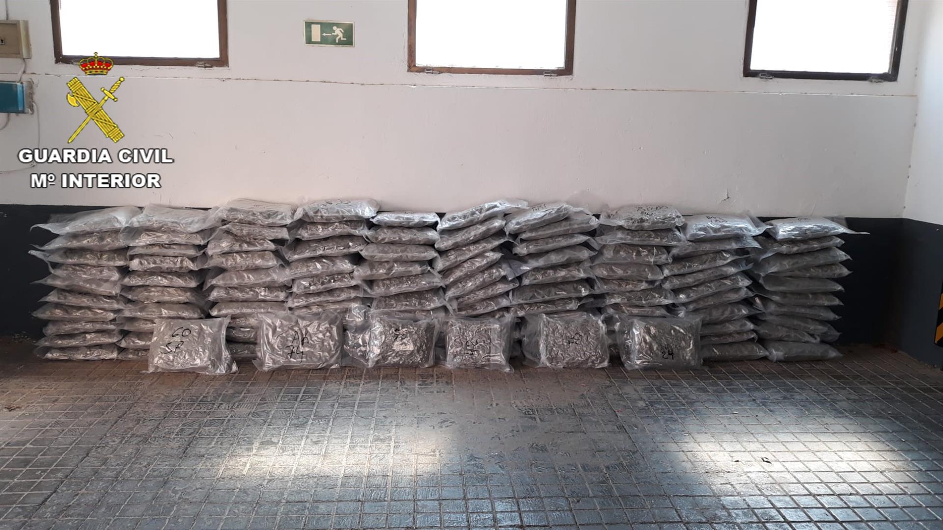 Detenido con 121 kilos de marihuana en un camión de transporte de caballos en la A-4 Detenido con 121 kilos de marihuana en un camión de transporte de caballos en la A-4