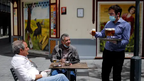 Clientes en la terraza de un bar Clientes en la terraza de un bar