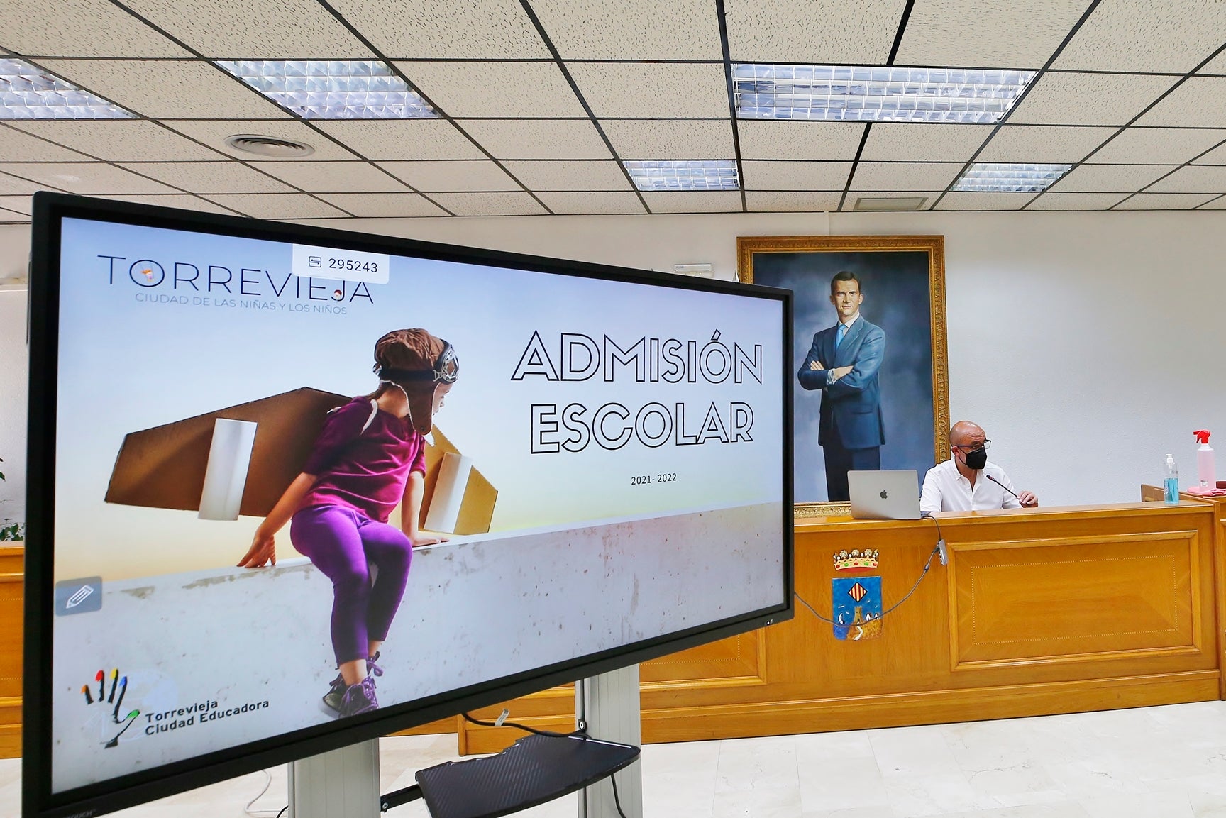 PRESENTACIÓN DE SOLICITUDES: De manera telemática a través de la web: https://portal.edu.gva.es/telematricula/es/inicio/. También pidiendo cita en los centros educativos o bien en la concejalía de educación PRESENTACIÓN DE SOLICITUDES: De manera telemática a través de la web: https://portal.edu.gva.es/telematricula/es/inicio/. También pidiendo cita en los centros educativos o bien en la concejalía de educación
