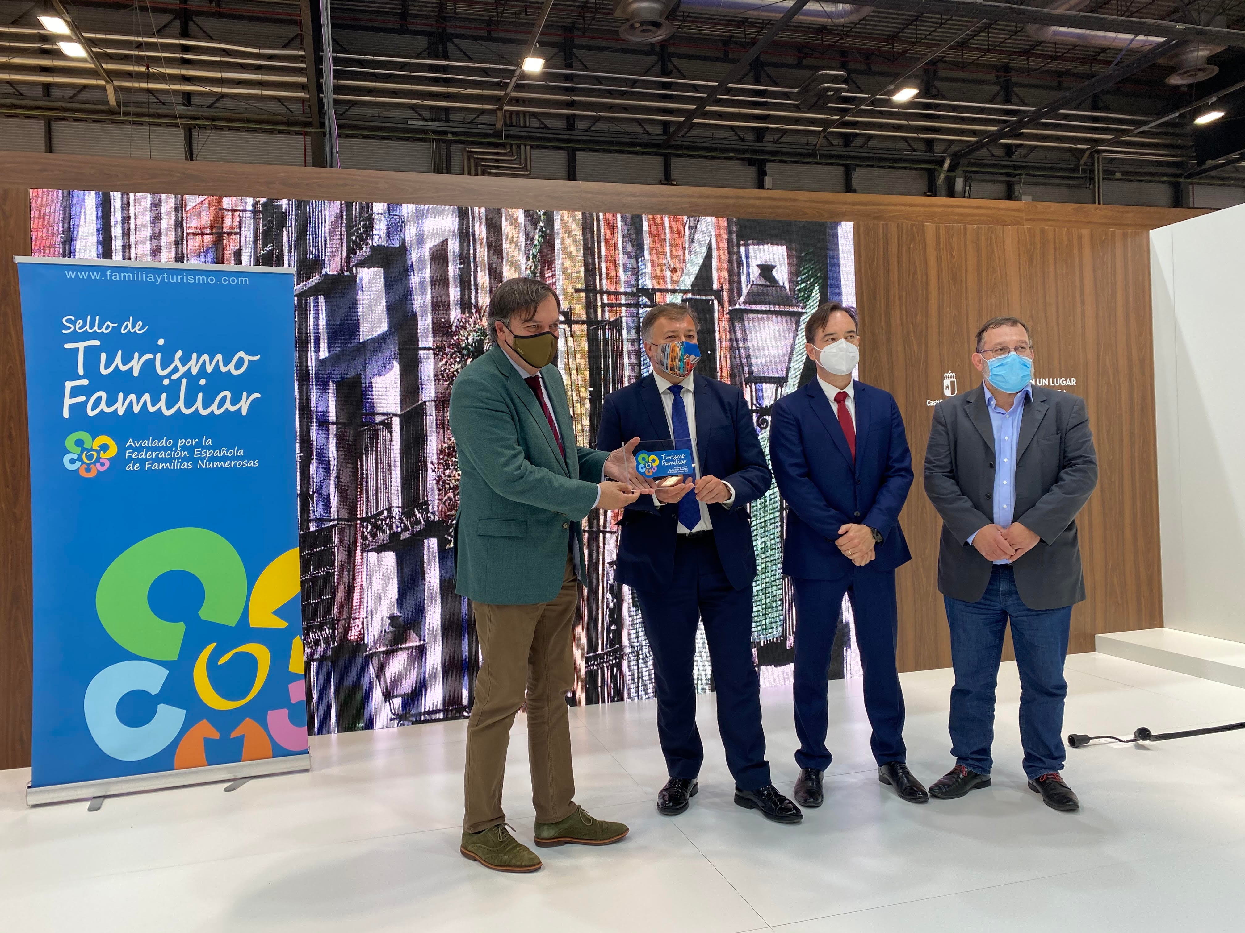 Cuenca recibe el sello de turismo familiar Cuenca recibe el sello de turismo familiar