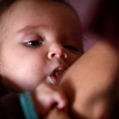 Las madres vacunadas podrian proteger a sus bebes mediante la lactancia