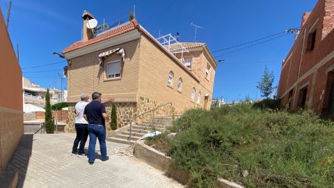 El alcalde de Crevillent y un vecino junto a un solar privado que requiere mantenimiento. El alcalde de Crevillent y un vecino junto a un solar privado que requiere mantenimiento.