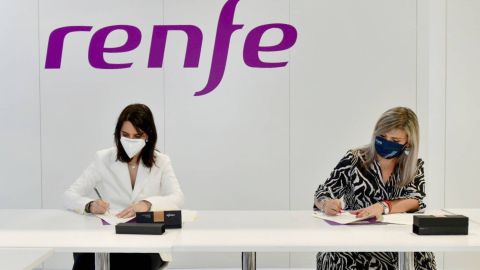La directora de Renfe Viajeros, Sonia Araujo, y la concejala de Turismo y Playas, Mari Carmen Sánchez La directora de Renfe Viajeros, Sonia Araujo, y la concejala de Turismo y Playas, Mari Carmen Sánchez