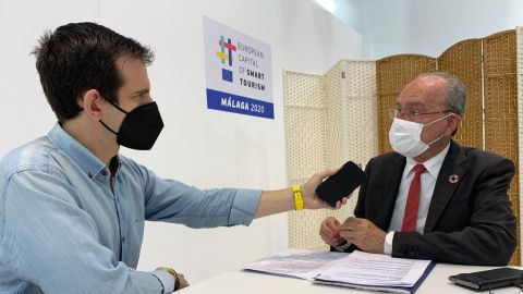 El alcalde de M&aacute;laga atiende a Daniel Villalba, en Fitur 2021