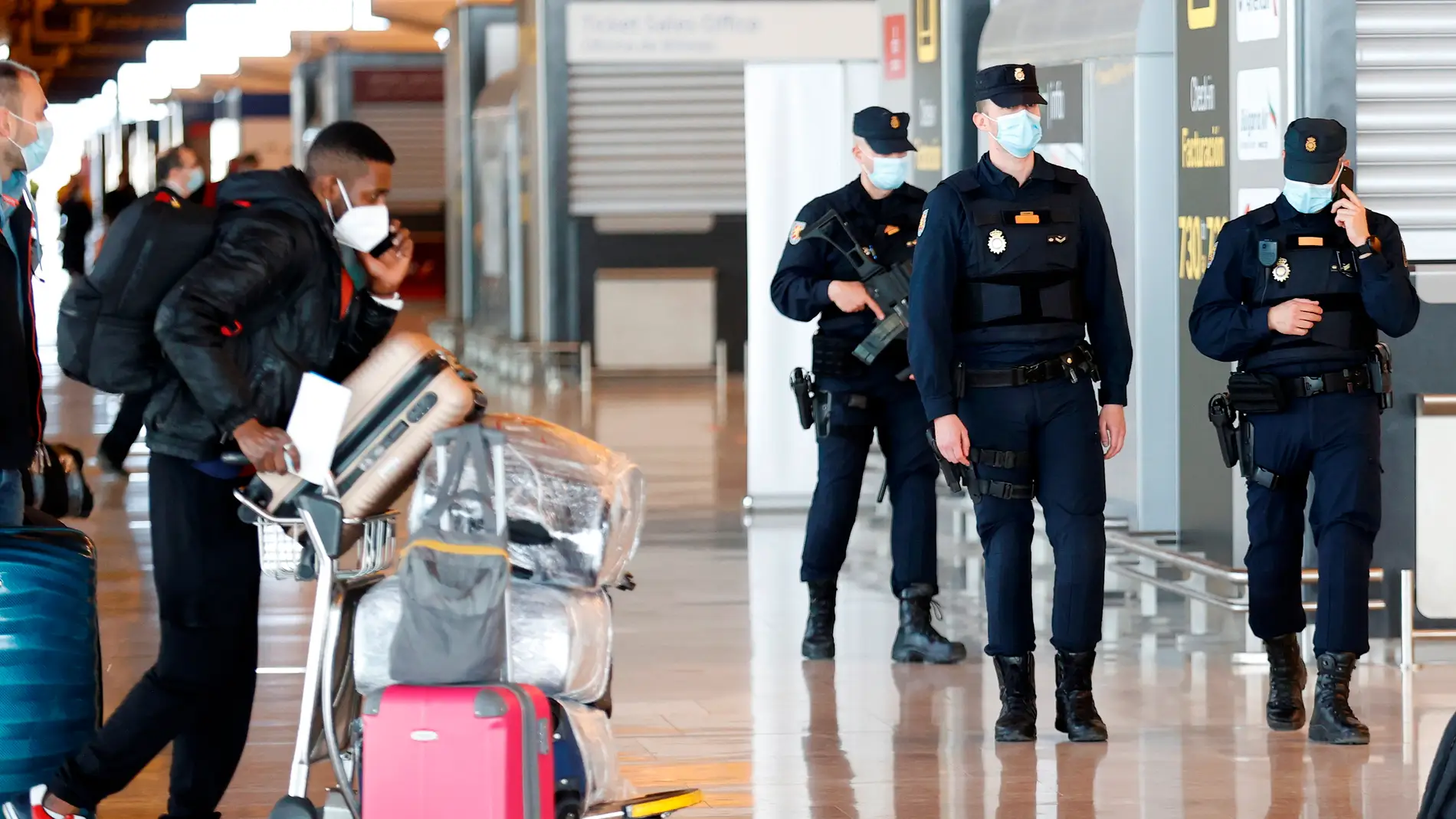 Varios policías patrullan por el aeropuerto Adolfo Suárez Madrid-Barajas.