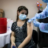 Una mujer siendo vacunada