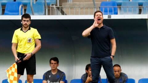 Xabi Alonso da instrucciones a sus jugadores en un partido de la Real Sociedad B. Xabi Alonso da instrucciones a sus jugadores en un partido de la Real Sociedad B.