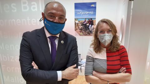 Andreu Serra, conseller insular de turismo y deportes del Consell de Mallorca, junto a la periodista de Onda Cero Elka Dimitrova