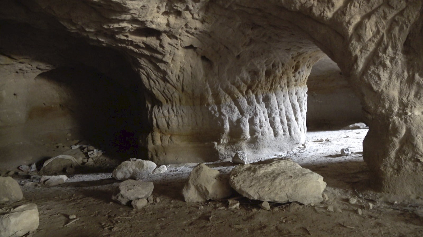 Pedro Amorós nos adentra en la Cuevas Mágicas del Recorral, en Rojales, donde se cree que habitaron antiguos alquimistas Pedro Amorós nos adentra en la Cuevas Mágicas del Recorral, en Rojales, donde se cree que habitaron antiguos alquimistas