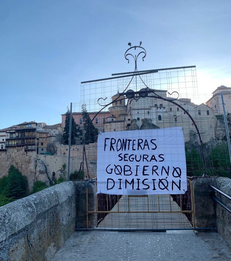 Retiran en Cuenca una pancarta que pedía la dimisión del Gobierno Retiran en Cuenca una pancarta que pedía la dimisión del Gobierno