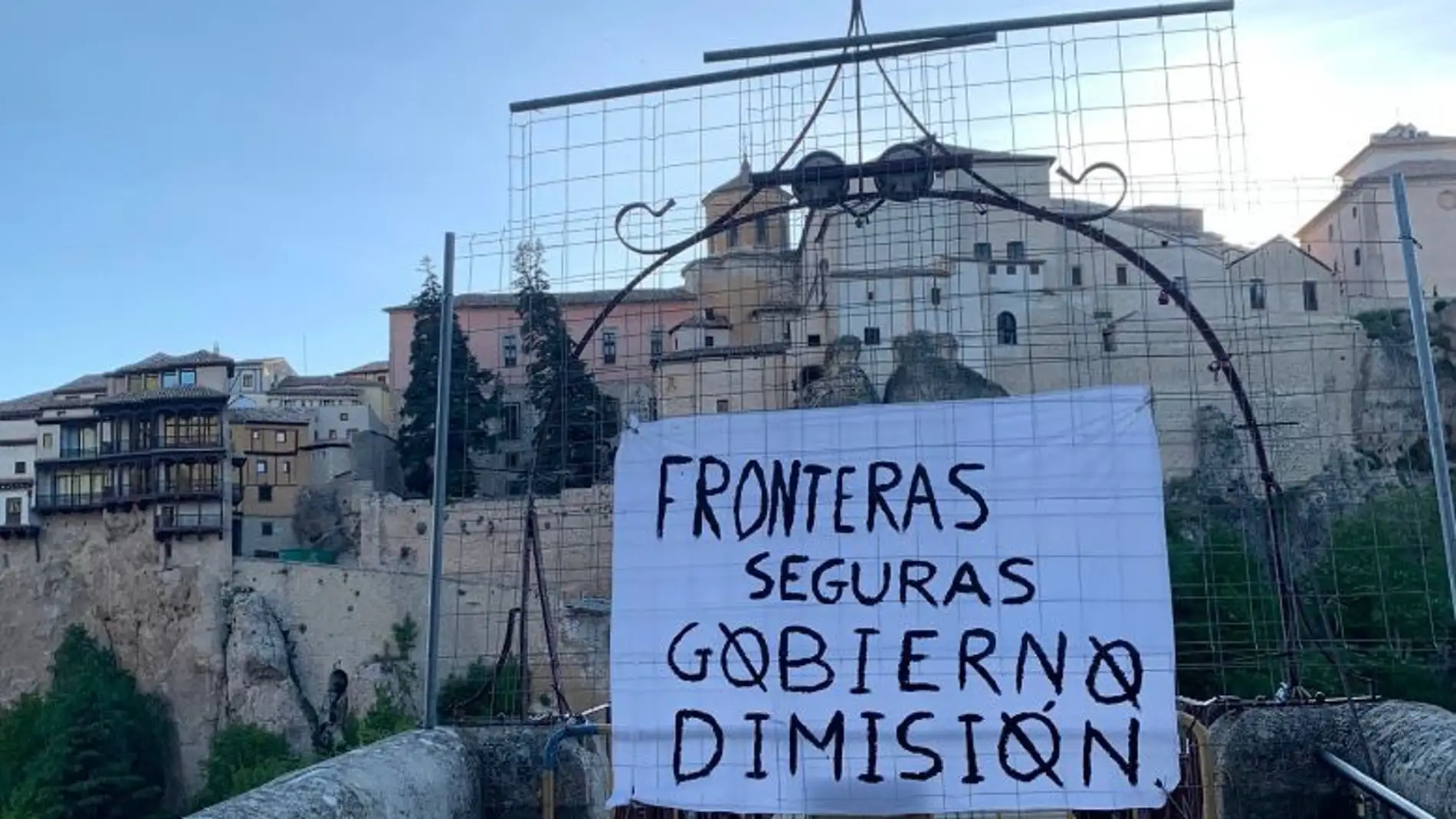 Retiran en Cuenca una pancarta que pide la dimisión del Gobierno