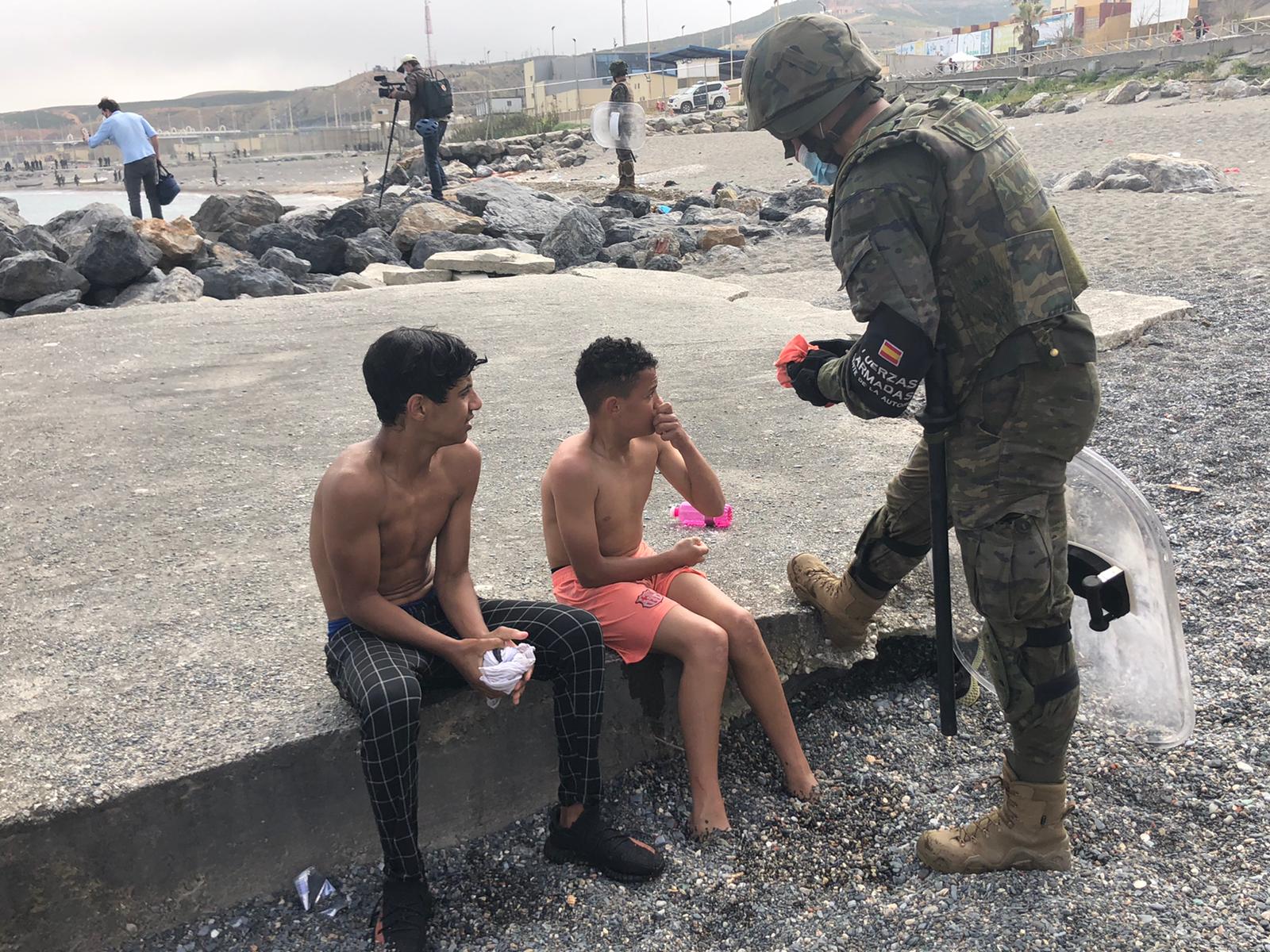 Remite la crisis migratoria en Ceuta y Melilla: Devoluciones de 40 personas cada dos horas y dos fallecidos Remite la crisis migratoria en Ceuta y Melilla: Devoluciones de 40 personas cada dos horas y dos fallecidos