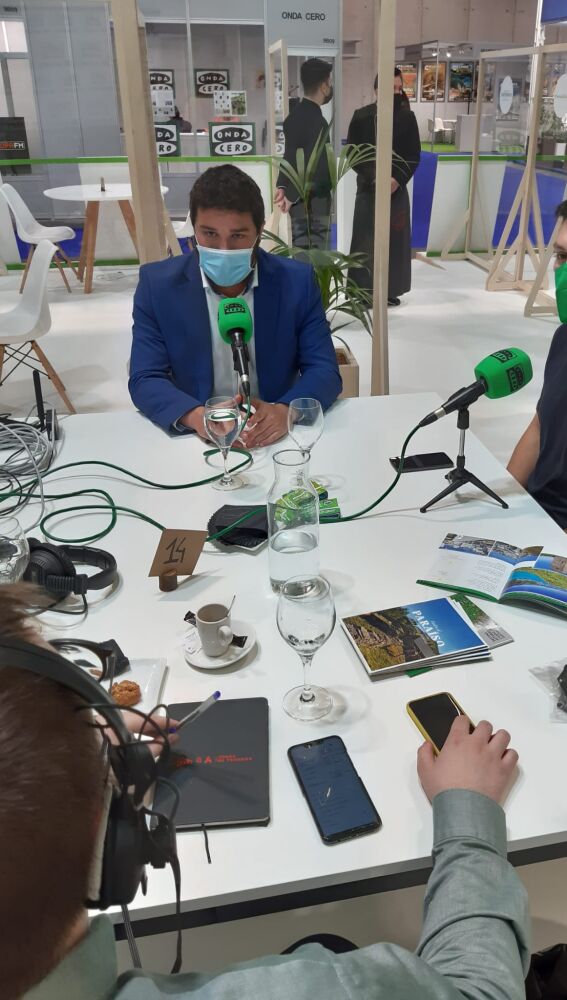 Alcalde Valdés y concejal Turismo en Fitur.