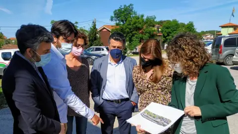Los asistentes comprueban los datos del proyecto Los asistentes comprueban los datos del proyecto