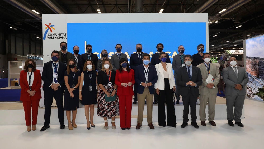 Foto de familia 'Dia de la Costa Blanca' en Fitur 