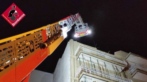 Bomberos en el edificio de Elche afectado por el derrumbe. Bomberos en el edificio de Elche afectado por el derrumbe.