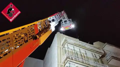 Bomberos en el edificio de Elche afectado por el derrumbe. Bomberos en el edificio de Elche afectado por el derrumbe.