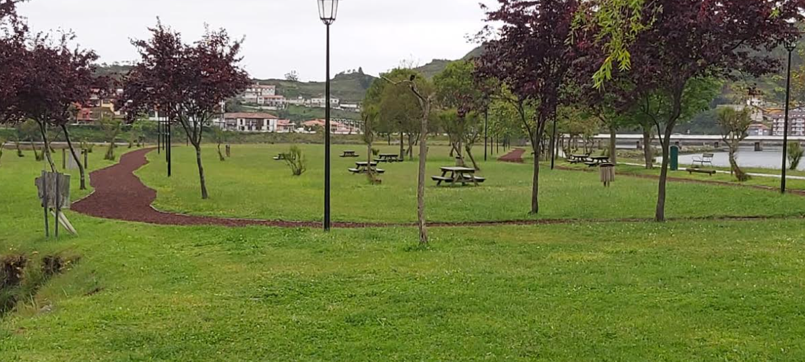 El Ayuntamiento de Ribadesella renueva el firme de la pista deportiva del Prau San Xuan, en la villa El Ayuntamiento de Ribadesella renueva el firme de la pista deportiva del Prau San Xuan, en la villa