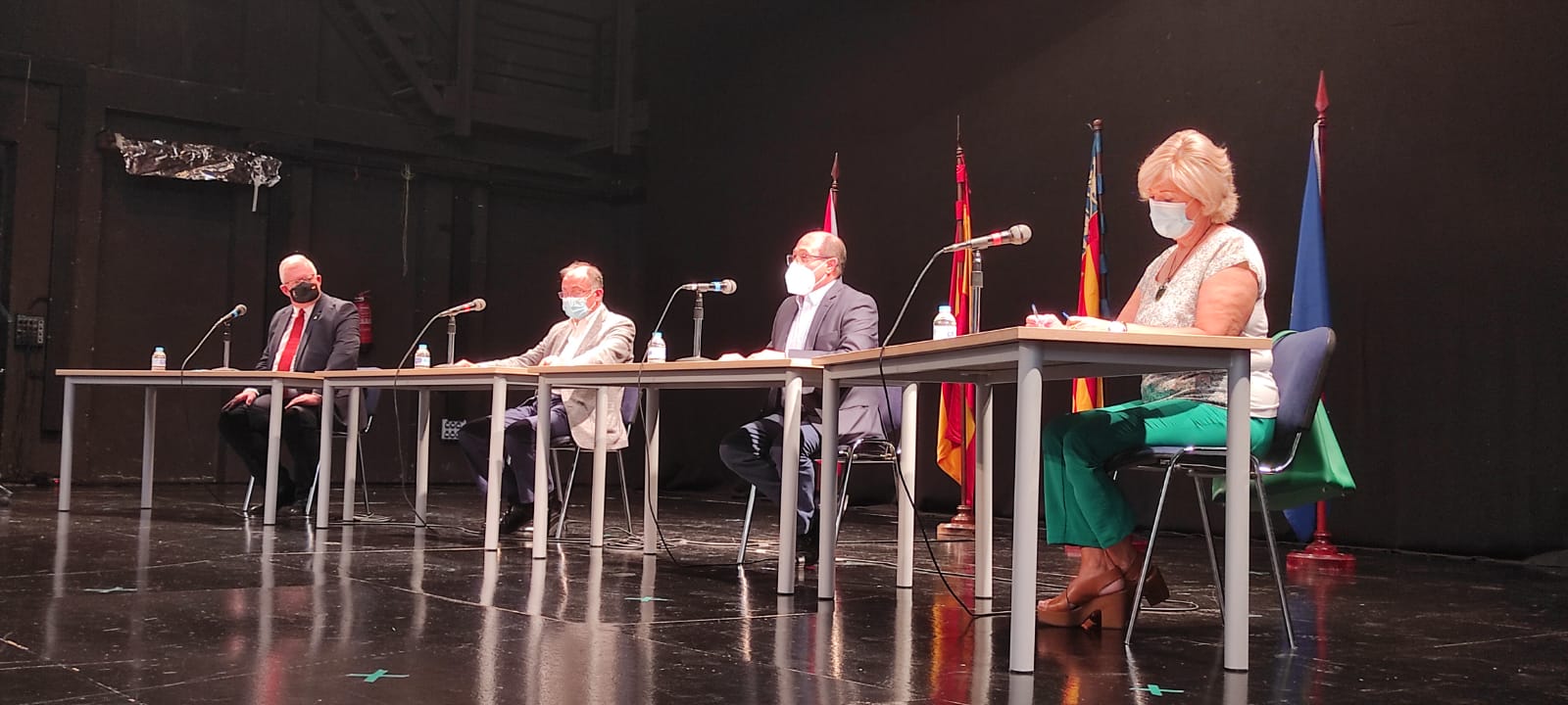 El secretario autonómico para la Unión Europea y Relaciones Externas, Joan Calabuig, trata con la colonia británica sanfulgentina las posibles consecuencias en sus condiciones de residencia El secretario autonómico para la Unión Europea y Relaciones Externas, Joan Calabuig, trata con la colonia británica sanfulgentina las posibles consecuencias en sus condiciones de residencia