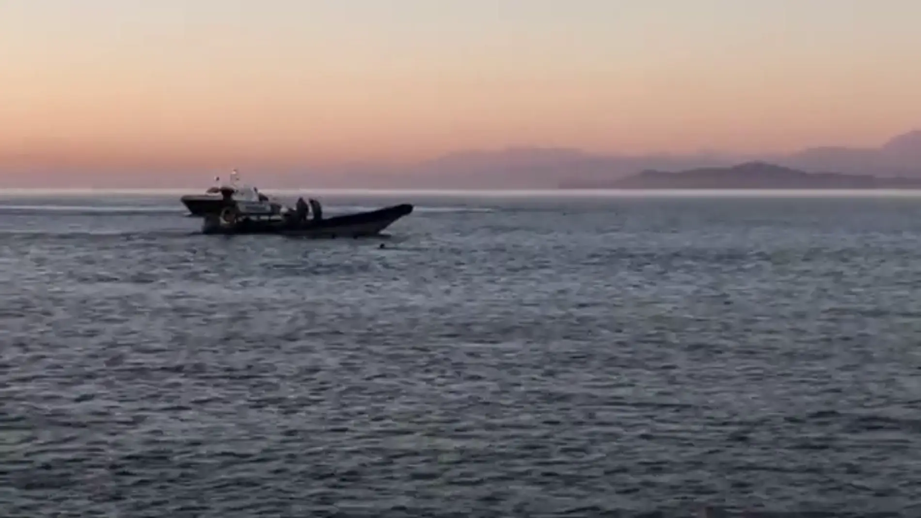 Varios militares rescatan a inmigrantes del agua