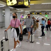 Turistas llegan al aeropuerto de Palma de Mallorca