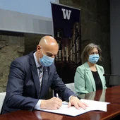Firma de la renovación del convenio entre el Ayuntamiento de León y la Universidad de Washington Firma de la renovación del convenio entre el Ayuntamiento de León y la Universidad de Washington
