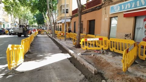 Obras de mejora de las aceras en la calle Arquebisbe Aspàreg del barrio de Pere Garau de Palma