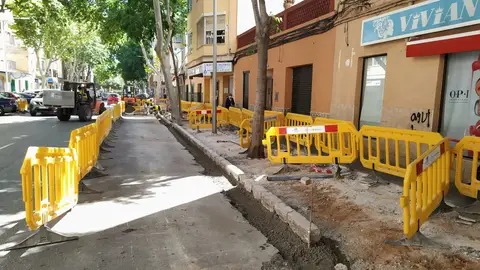 Obras de mejora de las aceras en la calle Arquebisbe Aspàreg del barrio de Pere Garau de Palma Obras de mejora de las aceras en la calle Arquebisbe Aspàreg del barrio de Pere Garau de Palma
