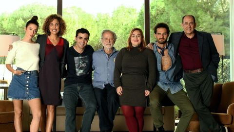 Fernando Colomo con el elenco de 'Poliamor para principiantes'