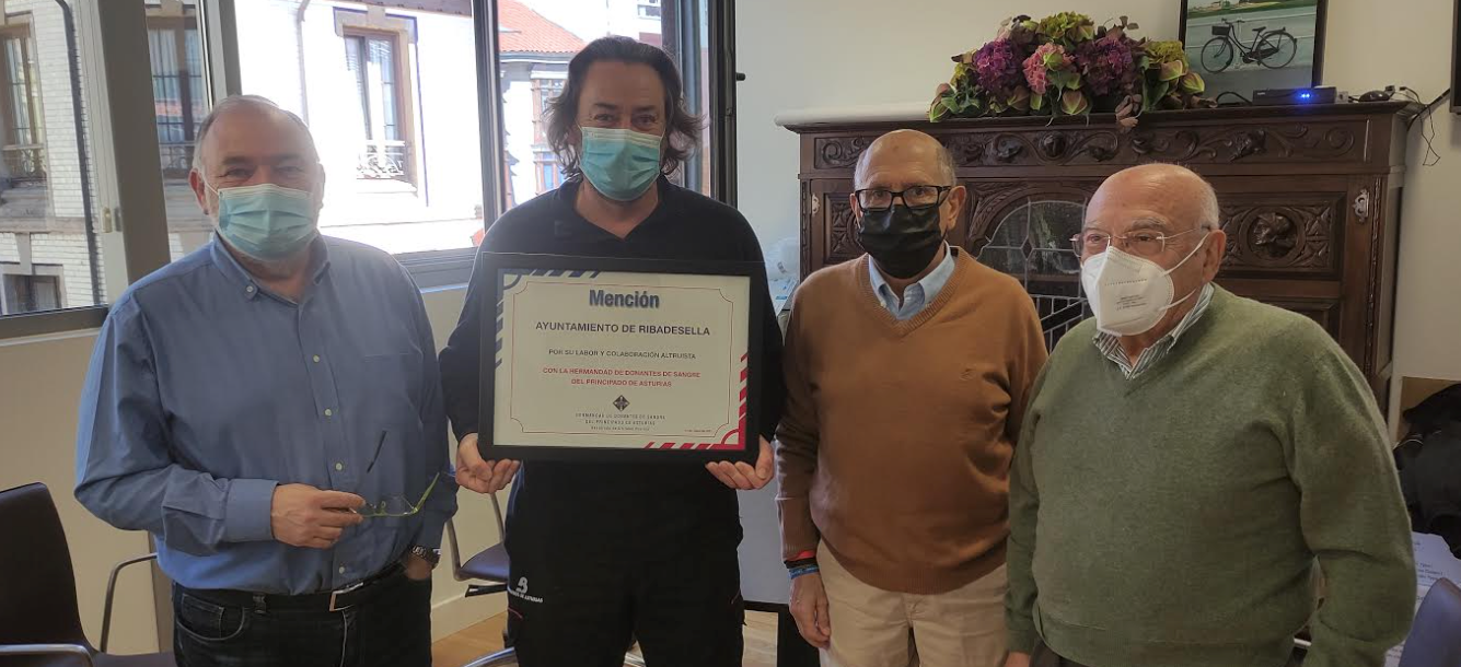 La Hermandad de Donantes de Sangre del Principado de Asturias distinguió hoy al Ayuntamiento de Ribadesella La Hermandad de Donantes de Sangre del Principado de Asturias distinguió hoy al Ayuntamiento de Ribadesella