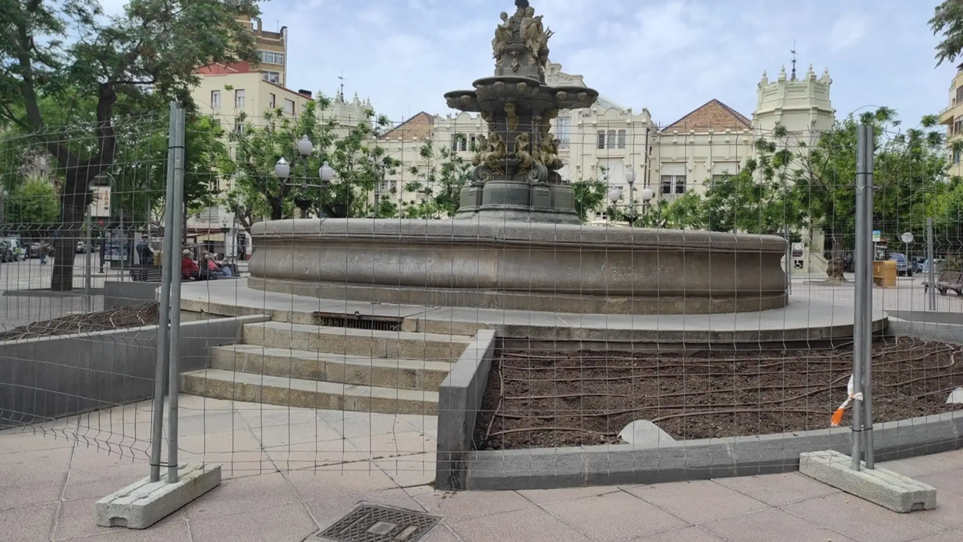 Se ha vallado la fuente de la plaza de Navarra