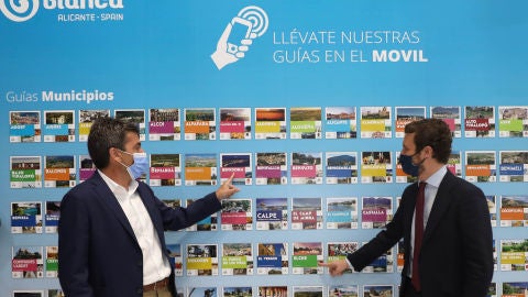 Carlos Mazón recibe a Pablo Casado en el espacio &#39;Costa Blanca&#39; en FITUR 