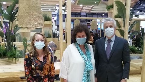 La regidora de Turismo de Palma, Elena Navarro, y el Gerente de la Fundaci&oacute;n Palma Turisme 365, Pedro Homar, con la redactora de Onda Cero Elka Dimitrova. 