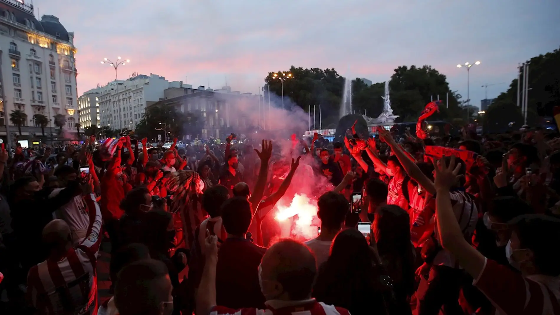  La afición del Atlético de Madrid celebra el título de Liga en la madrileña plaza de Neptuno