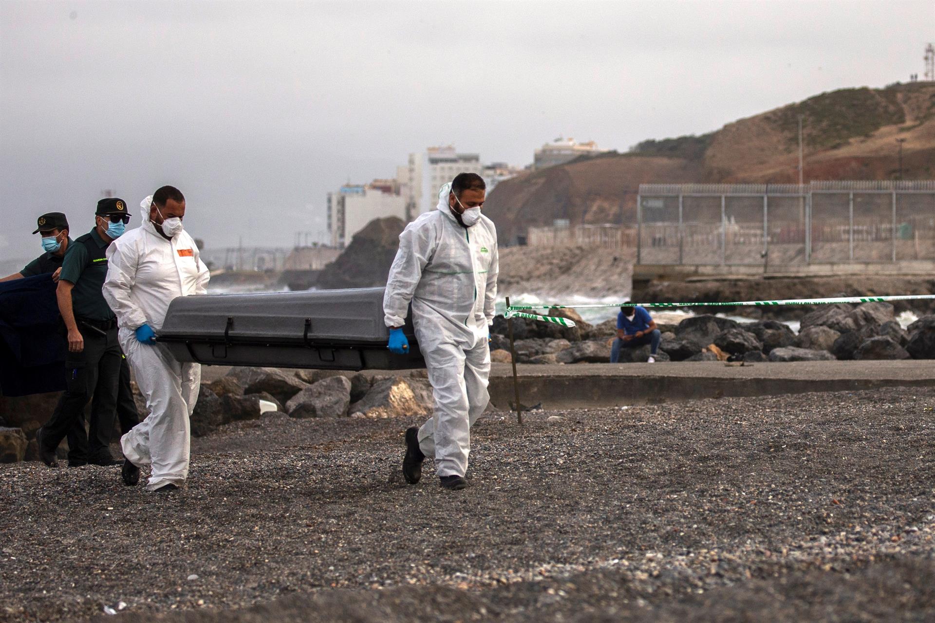Un joven migrante muere en el puerto de Ceuta tras caer desde un muro de 10 metros Un joven migrante muere en el puerto de Ceuta tras caer desde un muro de 10 metros