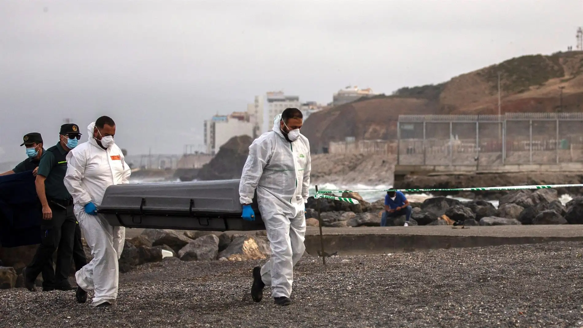 Un joven migrante muere en Ceuta tras caer desde un muro de 10 metros 