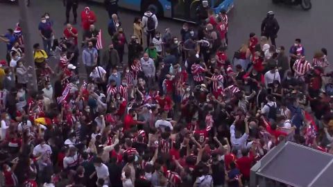 Los aficionados del Atl&eacute;tico de Madrid celebran el t&iacute;tulo de Liga en las calles de Madrid