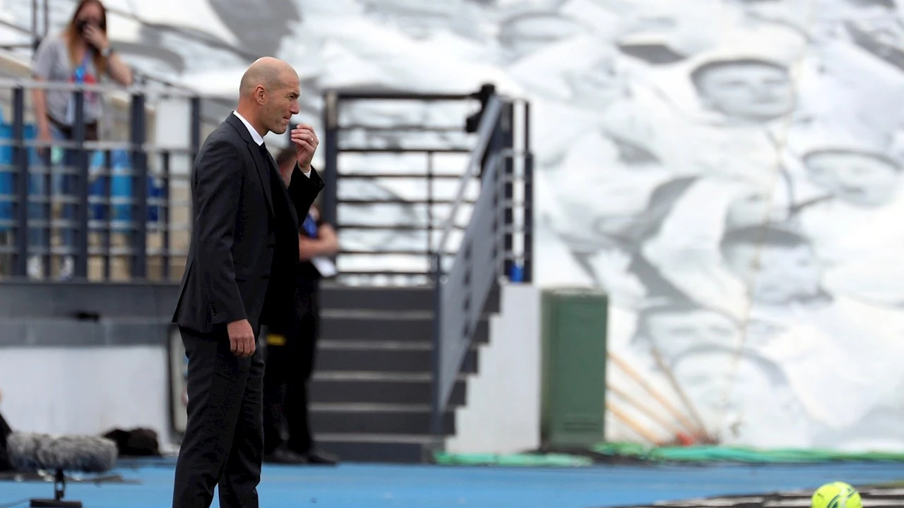 El entrenador francés del Real Madrid Zinedine Zidane durante un partido correspondiente a la última jornada de LaLiga Santander disputado entre el Real Madrid y el Villarreal CF