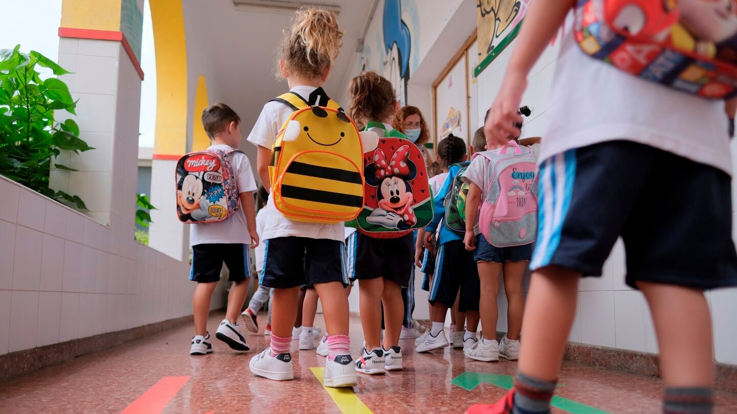 Ni&ntilde;os van al colegio
