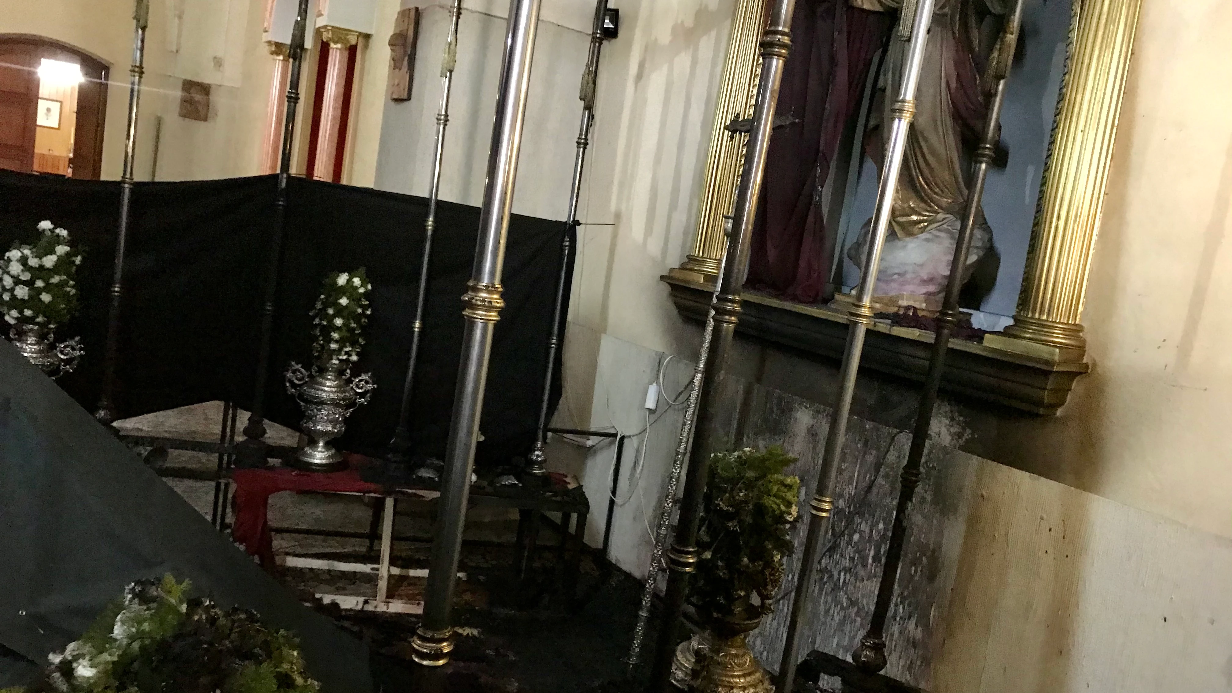 Algunas imágenes de la Iglesia de San Juan Bautista de Elche han quedado seriamente dañadas. SUCESOS