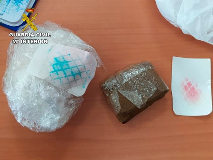 La Guardia Civil detiene a dos personas en la A-4 por un delito de tráfico de drogas La Guardia Civil detiene a dos personas en la A-4 por un delito de tráfico de drogas