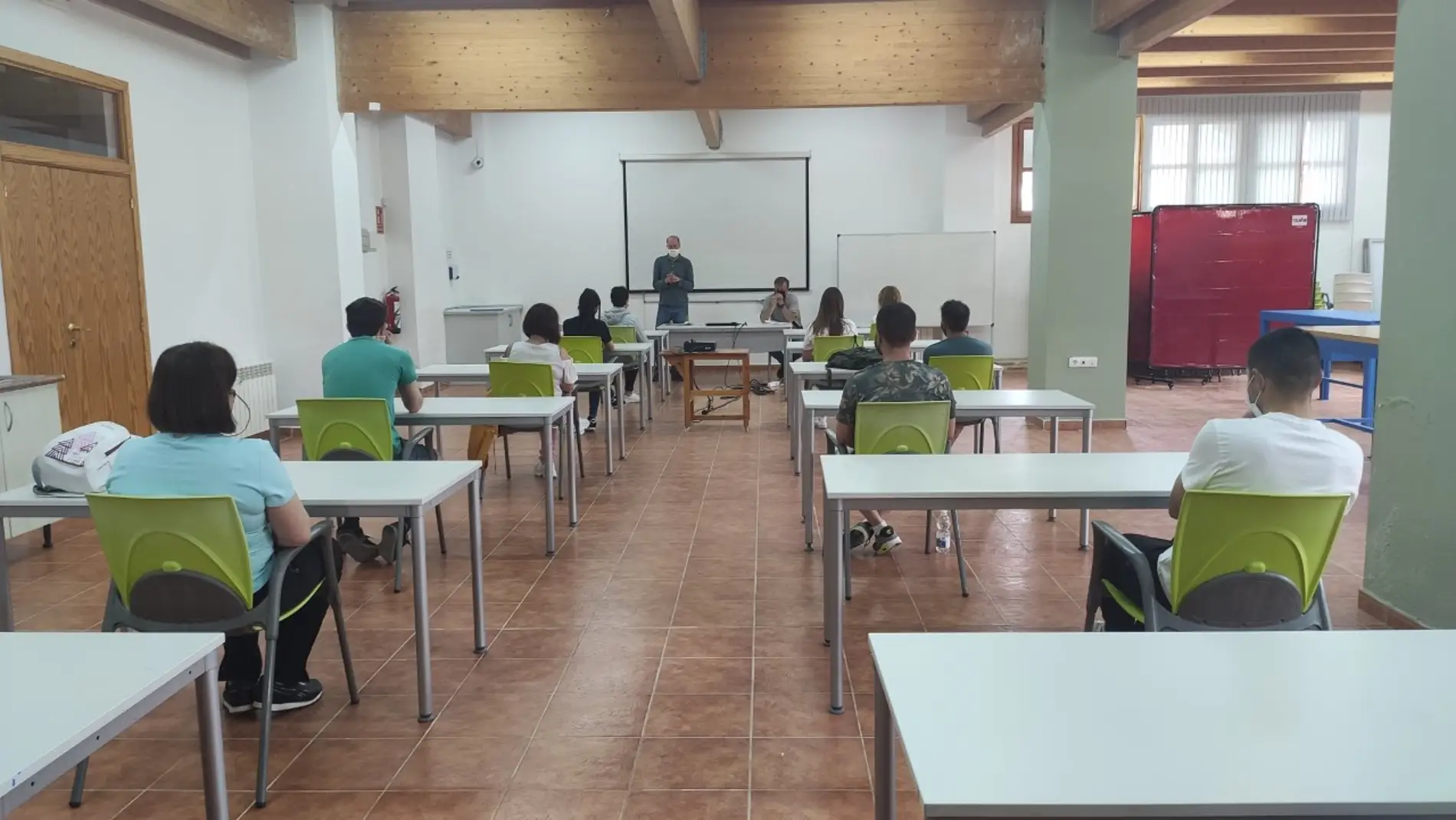 Primera clase teórica en el taller de empleo de Andorra