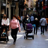 Gent passejant amb mascareta al centre de Lleida
